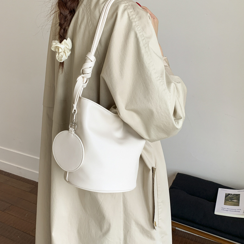 2025 nuevo bolso de mujer simple bolso de axila casual bolso de cubo de gran capacidad para mujer bolso de hombro de alta gama de moda