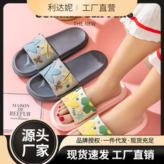 サンダルの女性は夏の浴室のスリッパを履いています。