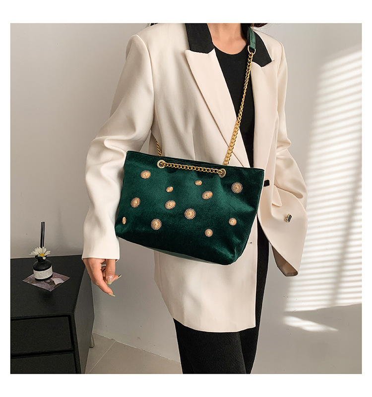 High-end and personalized hardware single-shoulder bag for women, new autumn 2024 collection, velvet chain handbag, stylish tote bag undefined