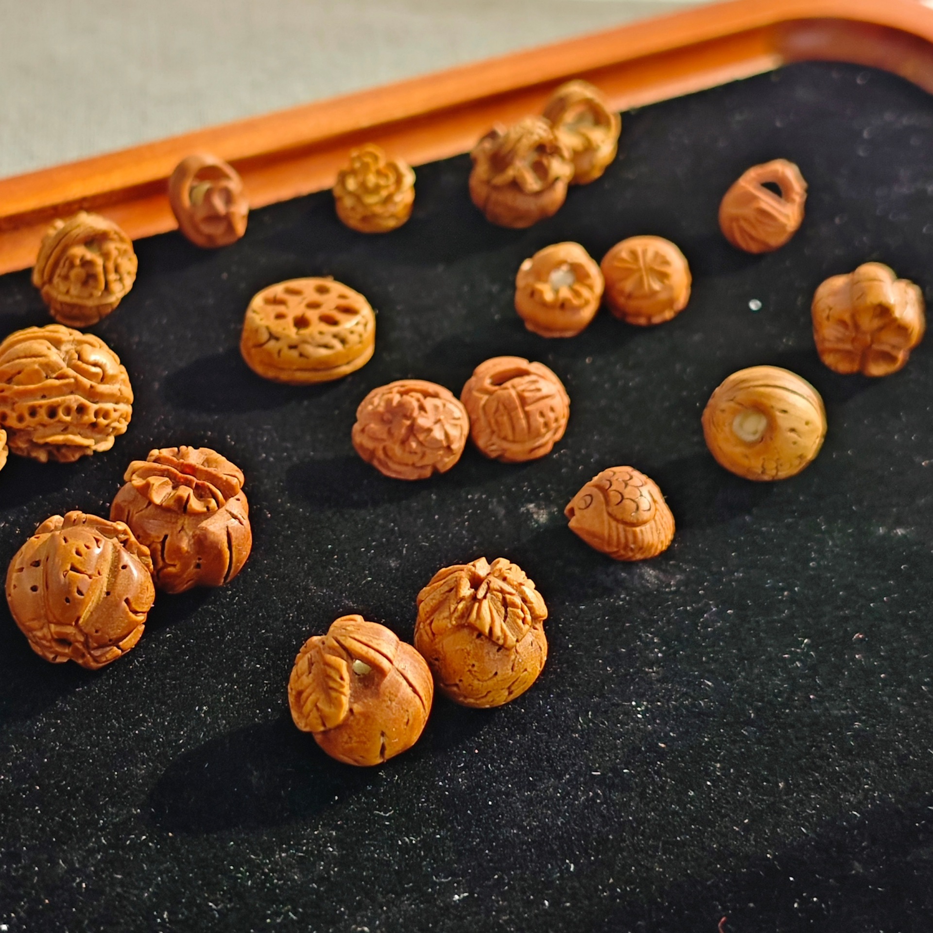 Manufacturer sells peach pit carved characters, peace peach baskets, three-dimensional openwork pendants, peach pit flower baskets, and children's peach wood accessories.