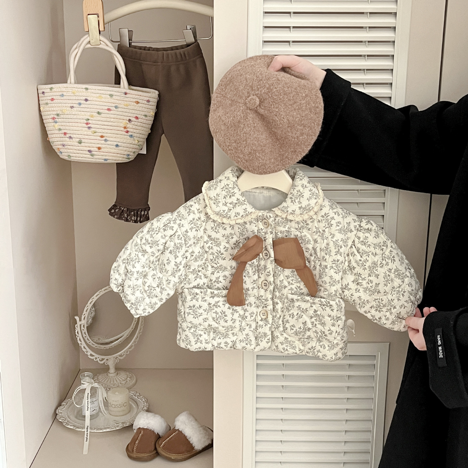 Niñas de invierno de algodón lindo abrigo de bebé 2025 nueva ropa de bebé de flores extranjeras gruesas chaqueta de algodón cálida