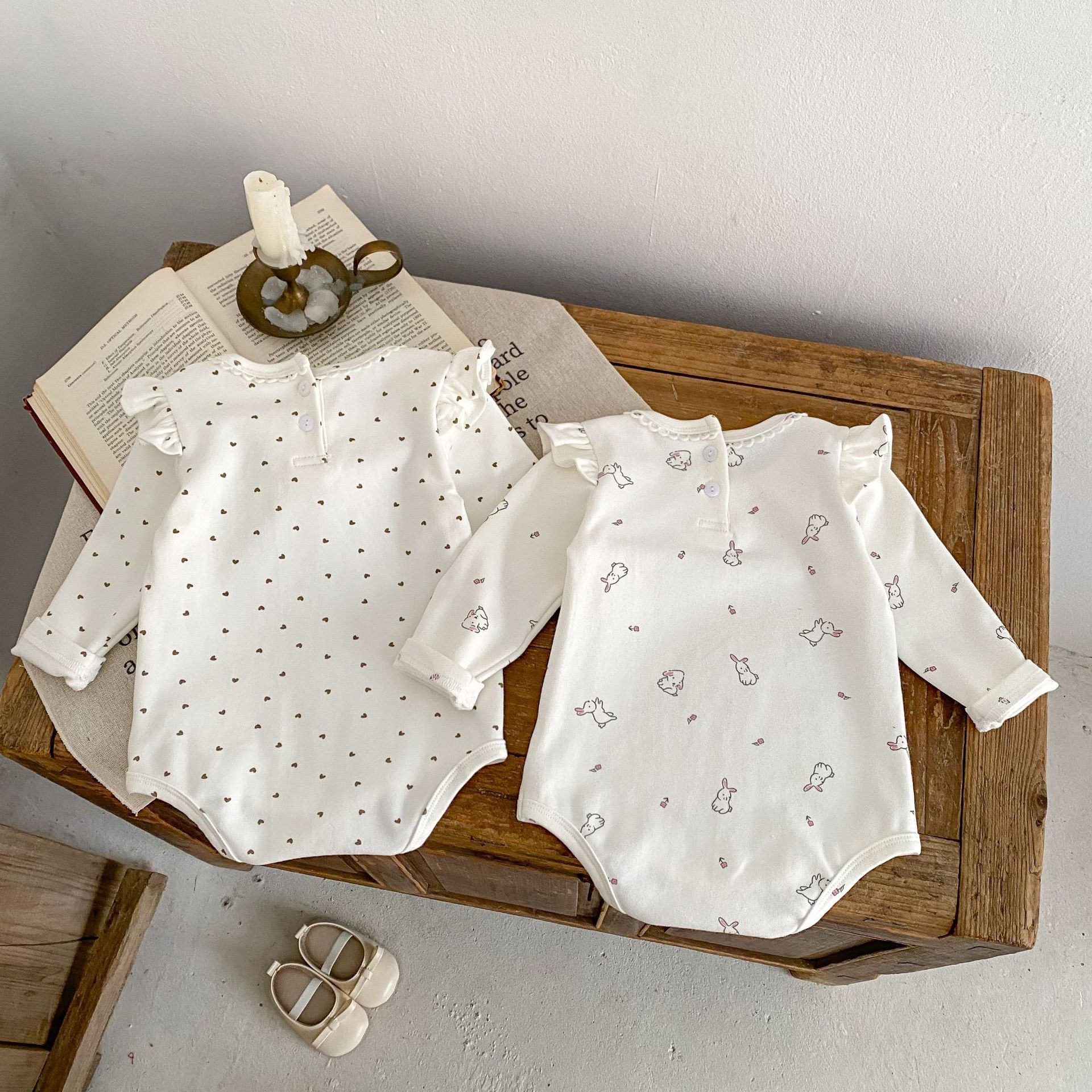 2024 Frühling 0-3 Jahre alte weibliche Baby gedruckt kleine fliegende lange Ärmel Ha Taschen Hintern Overall Crawler Kleidung_voghion.com