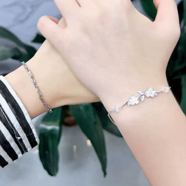 Moli bracelet for women, light luxury niche high-end cross chain bracelet, simple and fashionable accessory, gift for girlfriend, wholesale