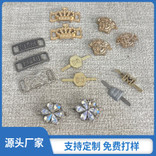 厂家金属标牌箱包logo配件 压铸件生产锌合金字母饰品手缝牌插脚