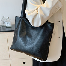 2025复古纯色PU潮流个性测拉链单肩包日常通勤大容量简约腋下女包