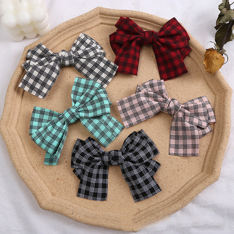 Elegant hairgrip with bow