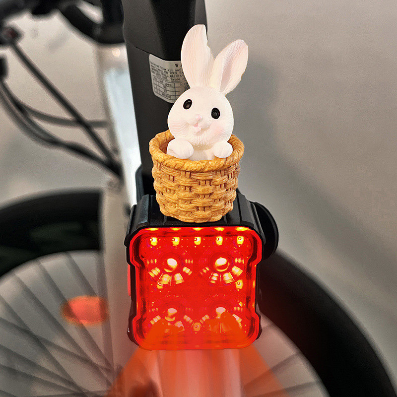 自転車ライトのヘッドライトの強い光の夜はテールライトに乗ります。|undefined