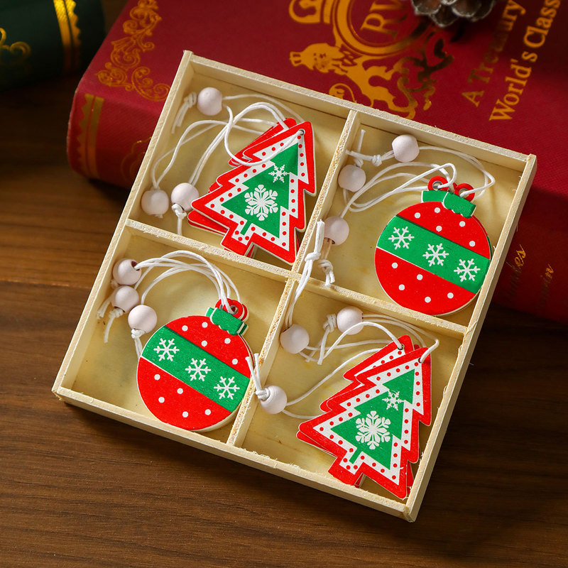木製のクリスマスのペンダントクリスマスツリーのペンダントクリスマスの小さなプレゼントの木箱はクリスマスの装飾品を飾っている|undefined