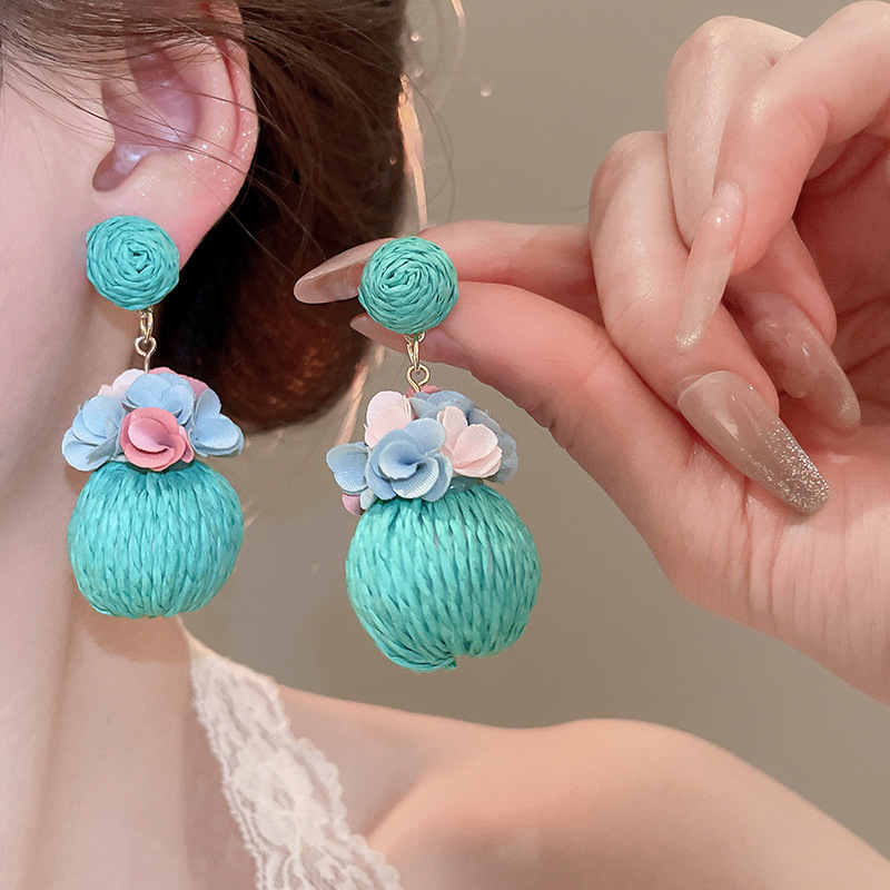 Pendientes de borla de flores de tul de aguja de plata Pendientes de súper hada verde menta fresca Pendientes de diseño exagerado de nicho