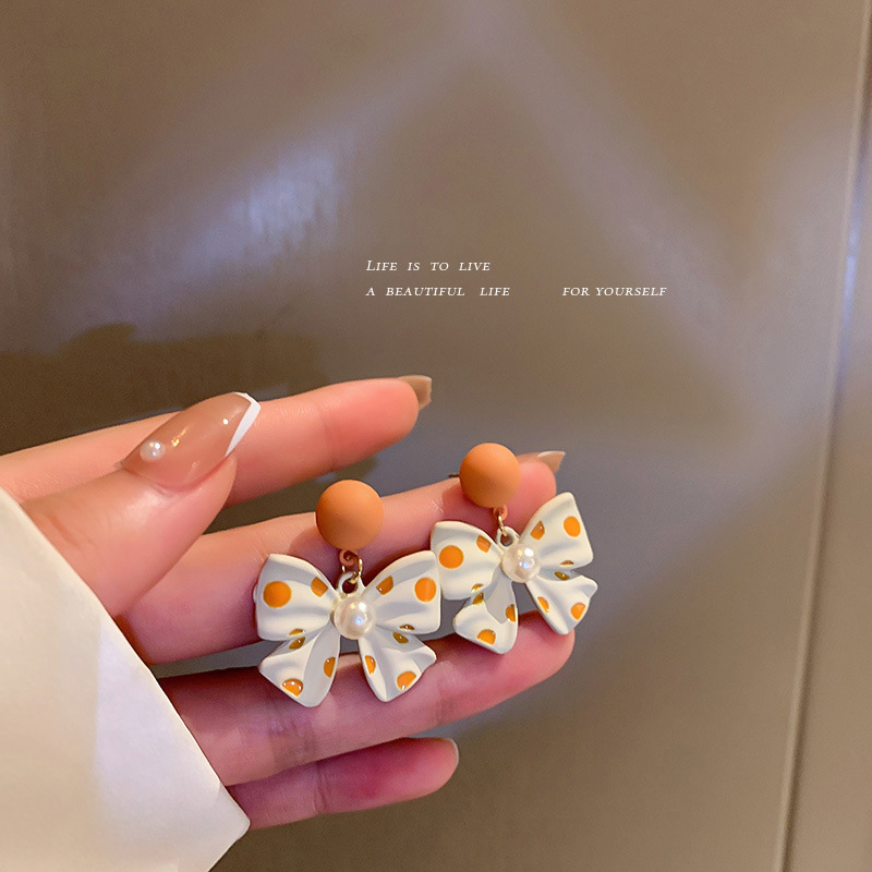 Cute fashionable earrings pearl with bow