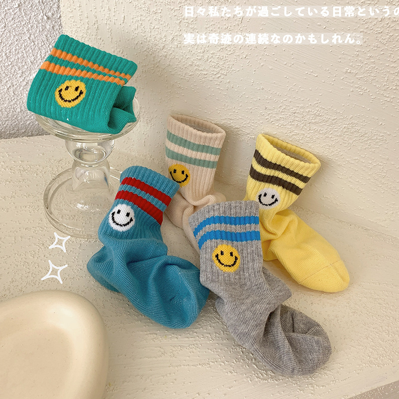 Calcetines de hombre y mujer otoño e invierno Nuevos calcetines de media pantorrilla de estilo coreano de moda para niños calcetines de algodón de estudiante de cara sonriente a rayas japonesas
