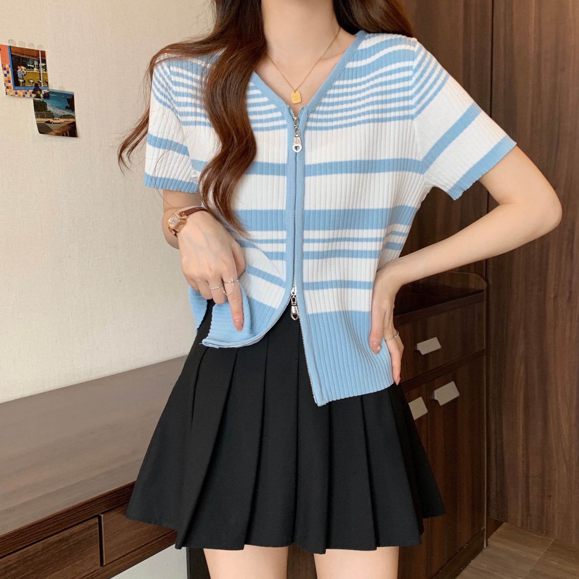 T-shirt a maniche corte con scollo a V a righe chic per donna in estate, alla moda e snellente, elegante maglia in seta ghiacciata con cerniera_voghion.com