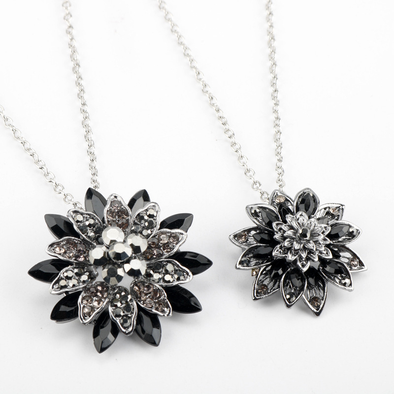 Movie Peripheral Spider Pearl Hero Expedition Black Dahlia Brooch Necklace Love Flower Pendant Accessories