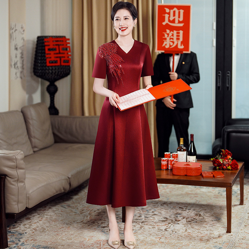 春服の結婚式のお母さんのドレスは高貴に改良されました。|undefined