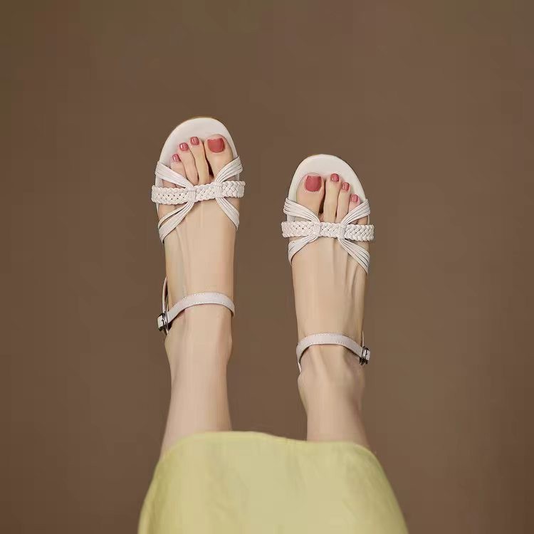 Coreano simple versátil trenzado 2026 verano nuevo tacones gruesos redondos dedos de cuero de hadas con sandalias