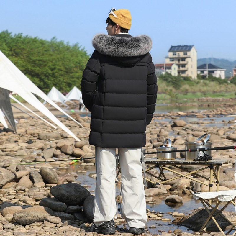 Große, mit Baumwolle gefütterte Jacke für Herren mit abnehmbarer Kapuze und großem Pelzkragen._voghion.com