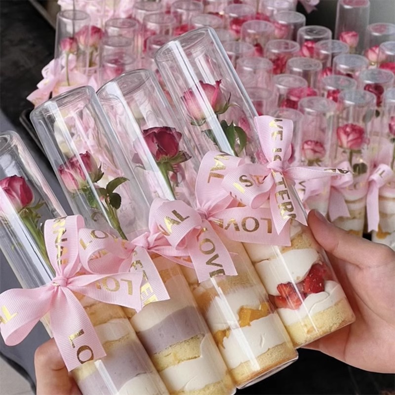 Día de la diosa de la mujer red pastel horneado decoración de mano claveles taza de barril transparente bolsa de mousse embalaje