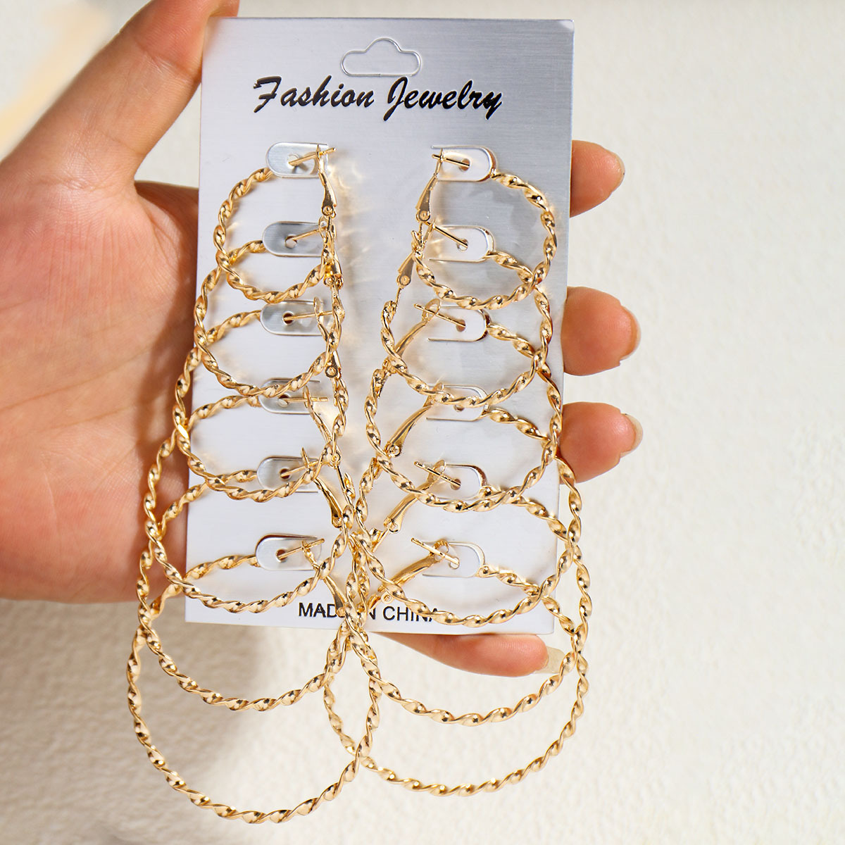 Europa y los Estados Unidos exageraron los aretes de metal de anillo de anillo de estilo frío de la personalidad de la tendencia del club nocturno temperamento minimalista de la moda negra africana