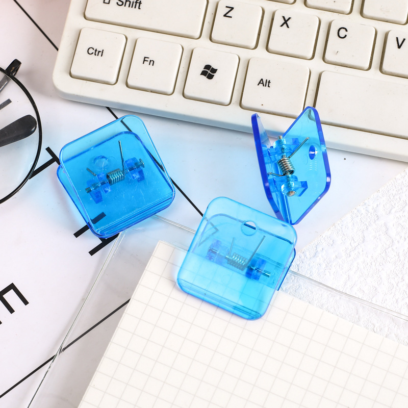 Fabricantes al por mayor acrílico cuadrado clips pequeños materiales de aprendizaje de oficina simple papel de prueba de clasificación de clips de plástico