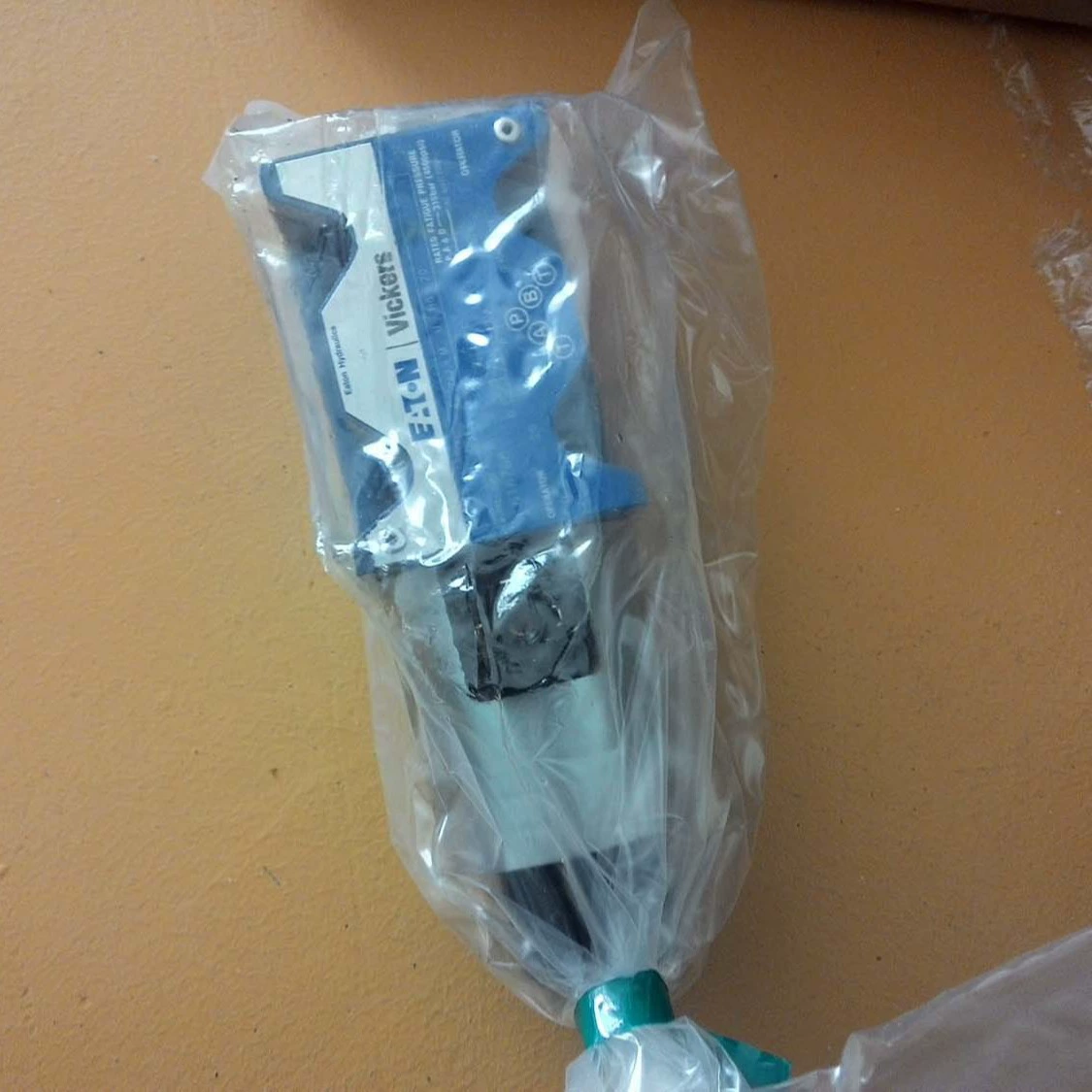 VICKERS Виггс электромагнитный клапан DG4V-5-2C-M-U-C6-20