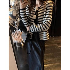 山茶花小香风外套女秋季2025新款条纹钩花针织圆领开衫上衣