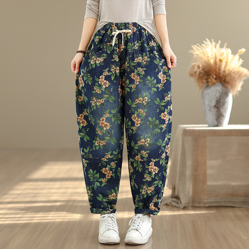 파란색 배경에 노란색 꽃