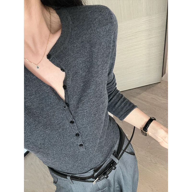 High-End V Neck Knitted Bottoming Shirt for Women 2025 Autumn and Winter Slim Fit Retro Sweater Top Half Open Collar