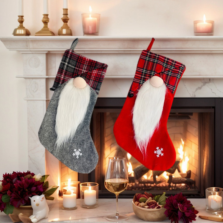 Transfronteriza nuevas decoraciones navideñas a cuadros rojo gris muñeca sin rostro calcetines de Navidad calcetines de regalo de los niños de Navidad