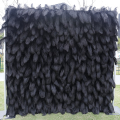 クロスボーダーの黒い羽の布の底は花の壁の背景の壁のネットの赤い壁の写真をシミュレーションして写真を撮ります。