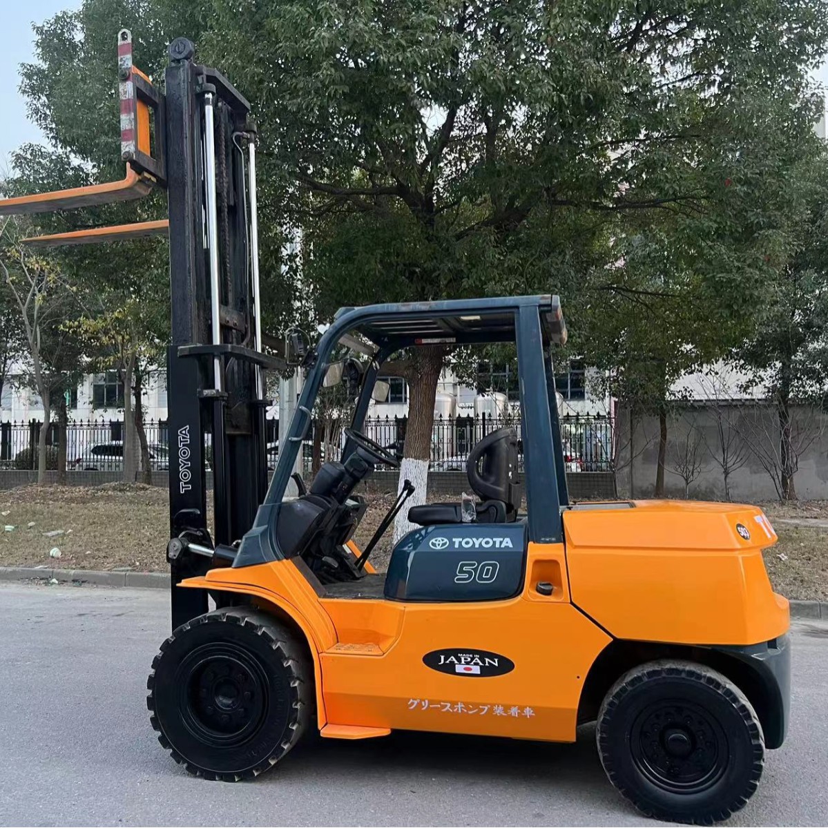 Exportación de comercio exterior Toyota Komatsu de segunda mano 3 toneladas 3.5 toneladas 5 toneladas tres niveles 4.5 metros con camión de transporte lateral