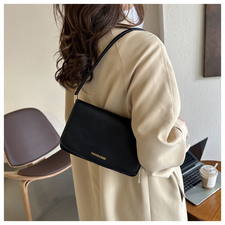 Texture simple et à la mode petit sac carré 2024 nouveau sac à bandoulière polyvalent de banlieue version coréenne sac à aisselles design de niche à la mode_voghion.com