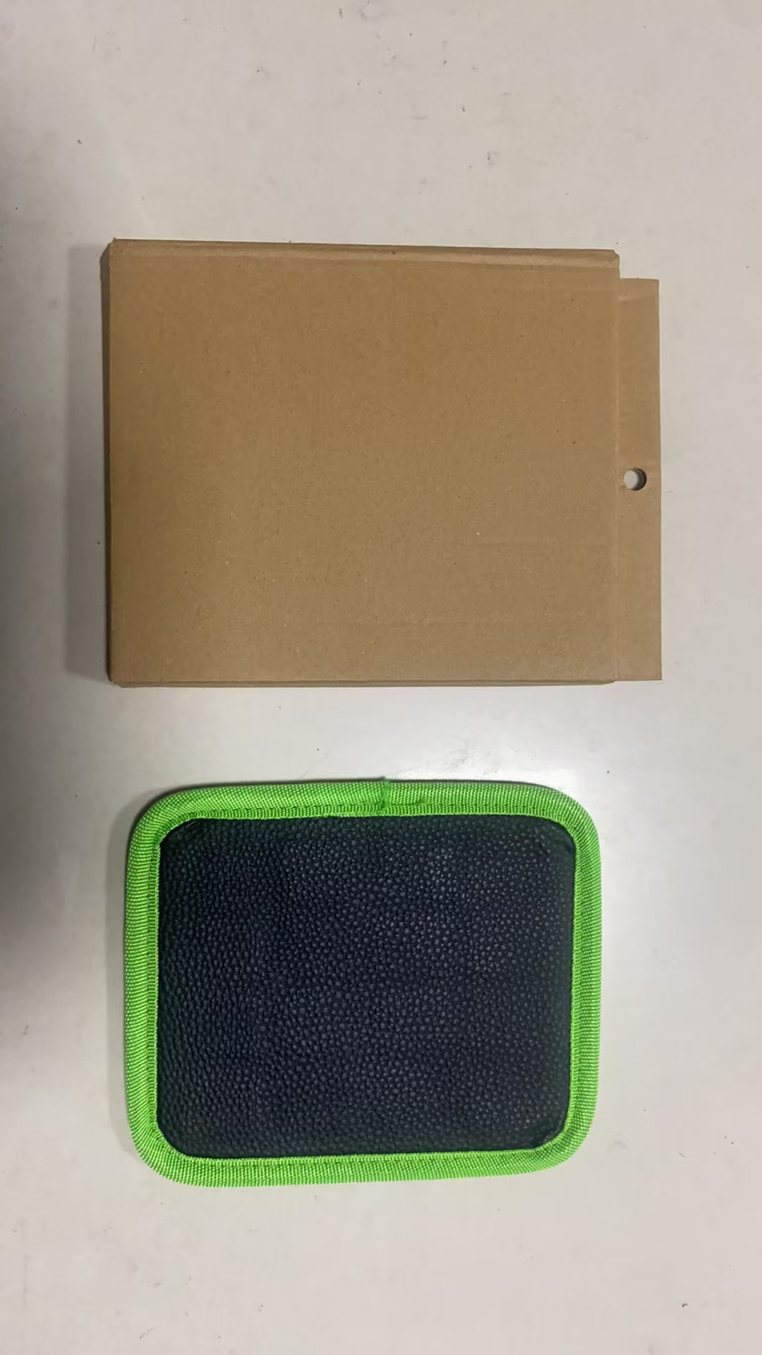 Tablero de cuero verde trompeta