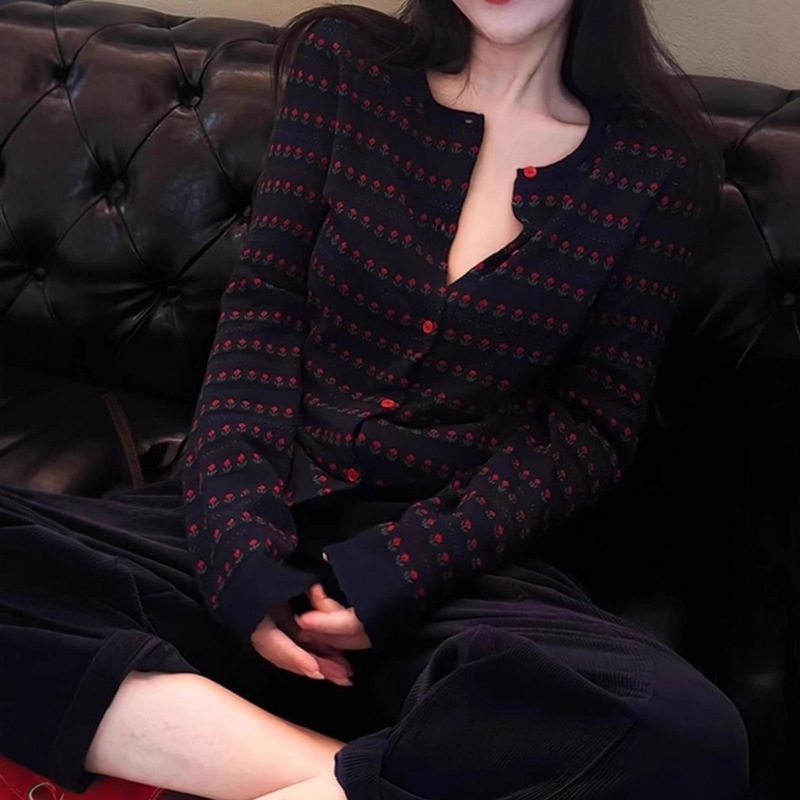 Korean Style Navy Jacquard Long-Sleeved Knitwear for Women in Early Autumn, Niche Short Cardigan Tops with Design