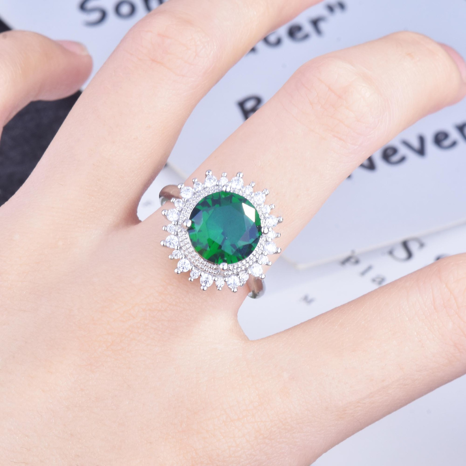 Sonnenblumen-smaragd Live-schmuck Großhandel Mit Kohlenstoff Reichen Diamanten Zirkon 5 Karat Smaragd Farbe Schatz Ring Frauen display picture 3