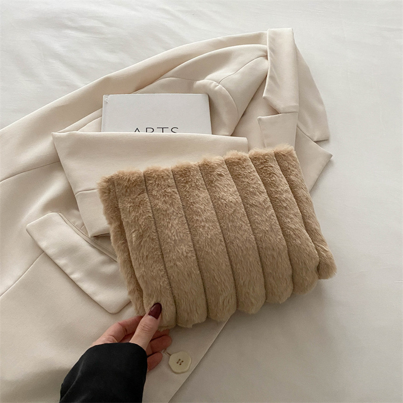 Otoño y invierno nicho versátil nuevo peluche 2024 nuevo este año popular bolso de cambio bolso de mano bolso de mujer