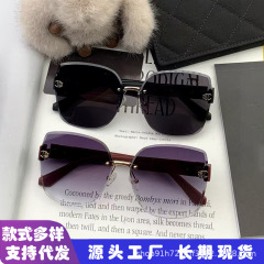 韓国版の女性用フレームレス高級サングラス、日焼け止めとUVカット、スクエアワイドレッグカメリアスモールフレグランスサングラス