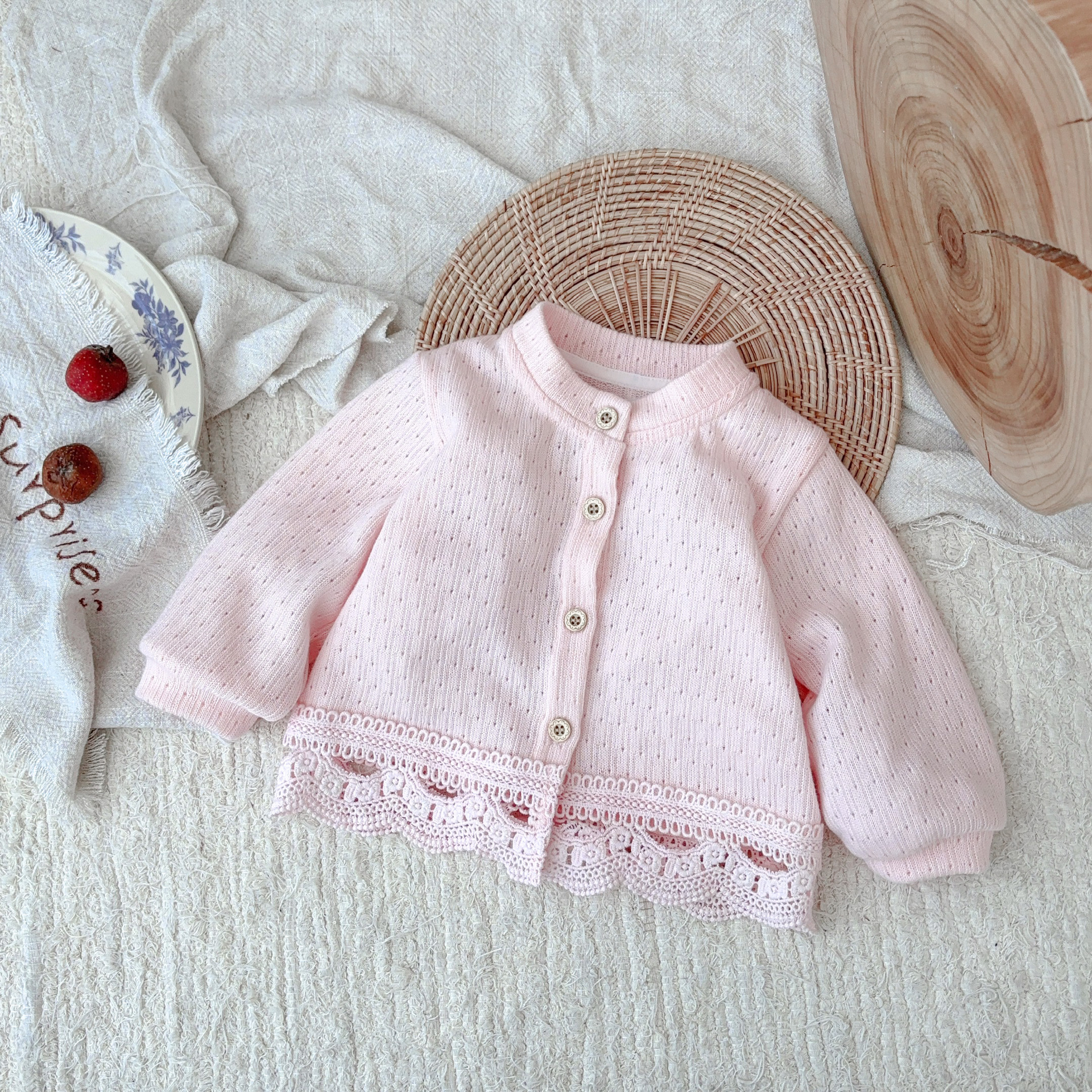 2025 nuevo producto traje infantil coreano primavera y otoño estilo occidental cárdigan cuello de encaje camisa de fondo pantalones de tres piezas