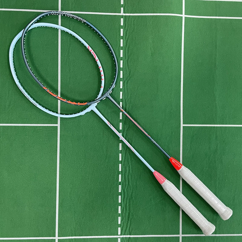 Физические магазины специализируются на продаже оригинальных бадминтонных ракеток, полностью карбоновых, сверхлегких, одиночных, с вторичной формовкой, агрессивного типа, 4U, оптом от производителей.