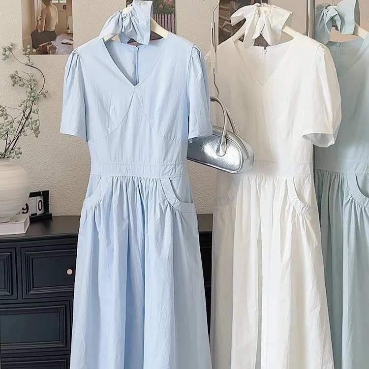 韓系chic夏のフランス式の優しいV丸首のしわは腰を収めてやせている純色の花びらの袖のお茶の休みのワンピースの女性を現します。|undefined