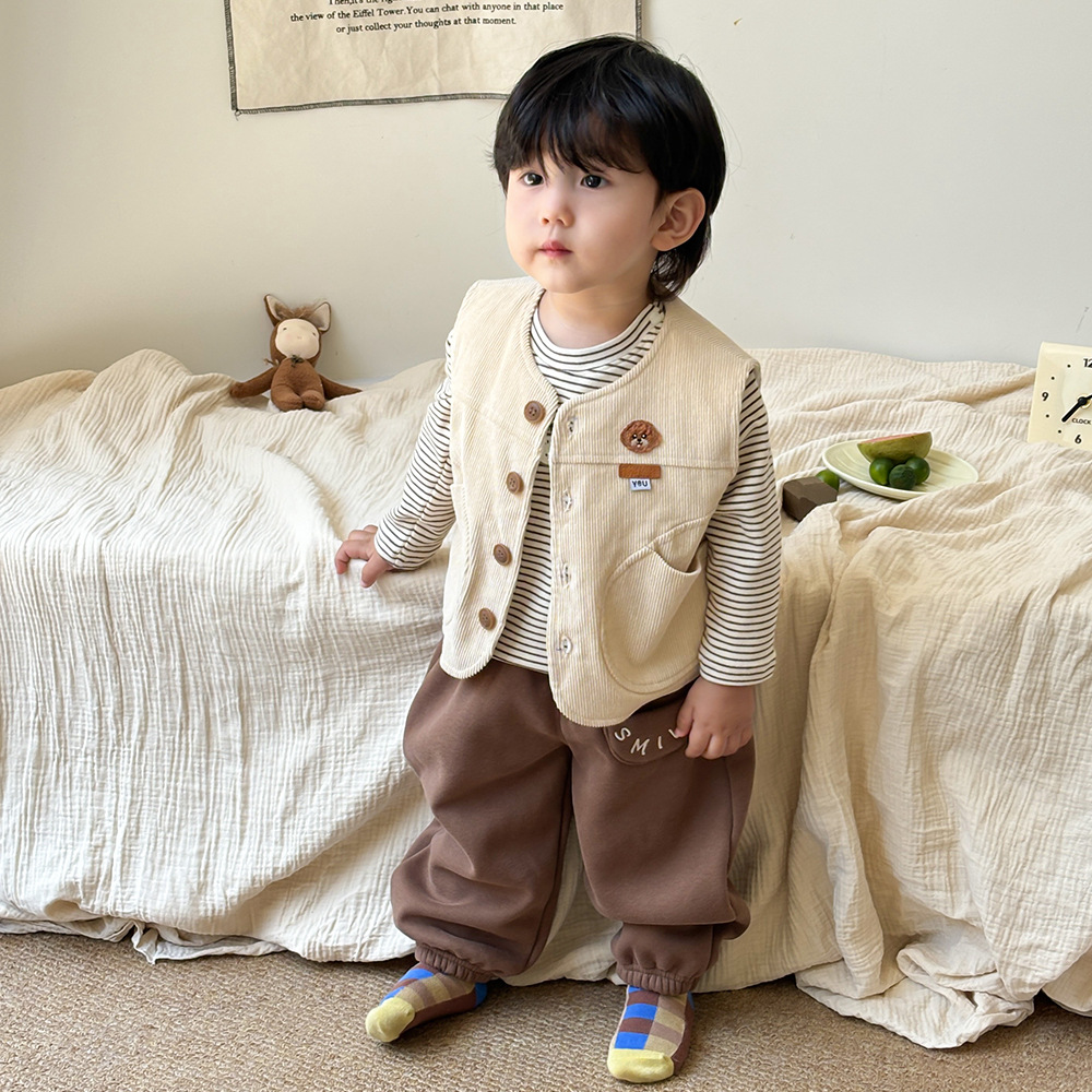 Versión coreana de ropa de otoño e invierno para bebés, chaleco de pana grueso y cálido más pantalones de terciopelo, camisa de fondo a rayas, traje de tres piezas