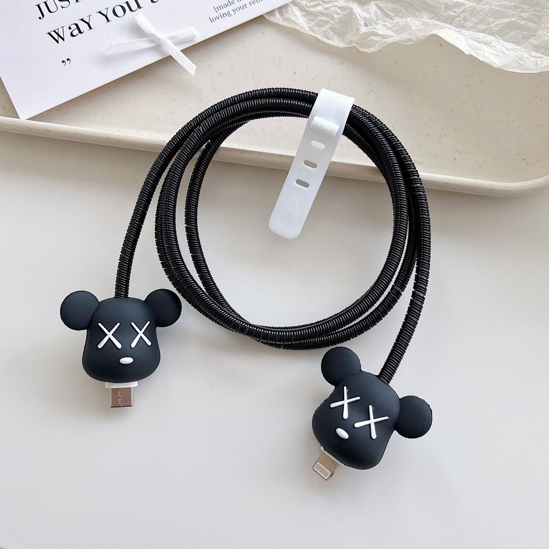 Amazon cartoon cable de datos cubierta adecuada para Apple Android cable de datos de carga rápida cuatro piezas en stock al por mayor