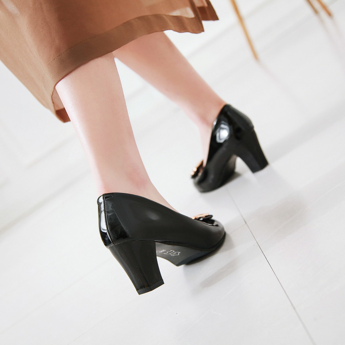 2025 Autumn New Style Pointed Toe Shallow Mouth Chunky Heel Slip-On High Heels Metal Accents, Versatile And Elegant,_vogvips.com