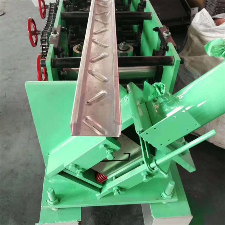 Suministro spot de acero tipo C máquina de formación de quilla de acero ligero automática máquina de quilla de acero ligero fabricante de equipos de flexión en frío de metal