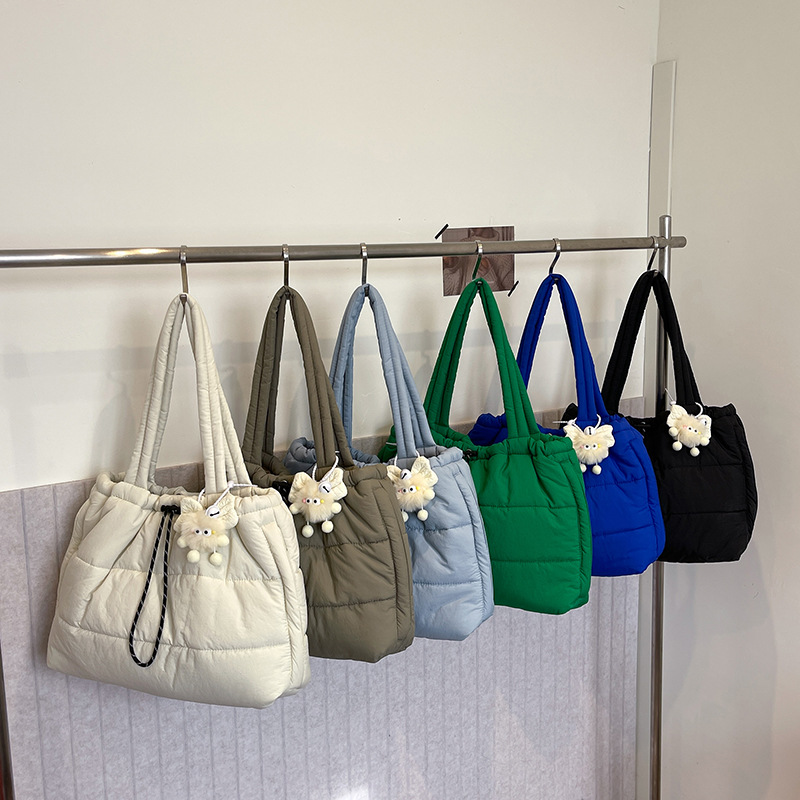 2025新款羽绒包包女蓬松充棉托特包轻便潮流腋下棉服包休闲单肩包
