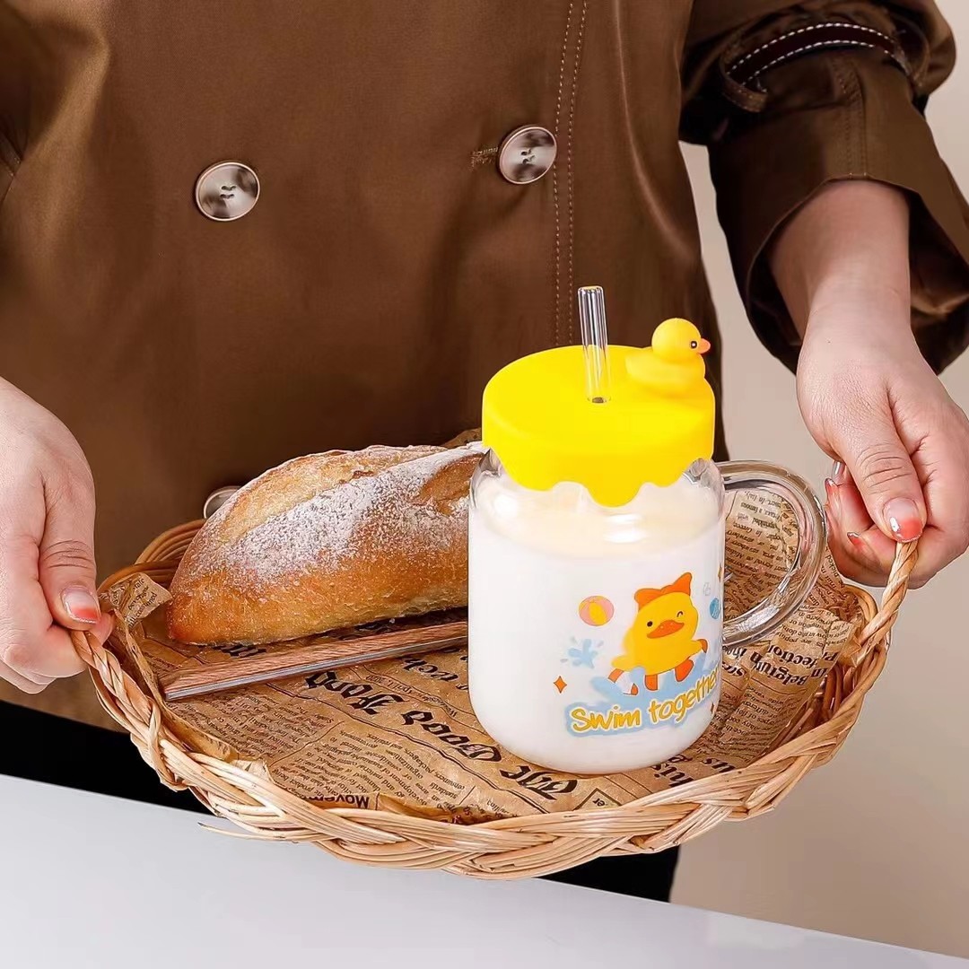 Pato amarillo lindo de los niños con dibujos animados de mango con tapa resistente a altas temperaturas taza de agua universal taza de paja regalo vidrio