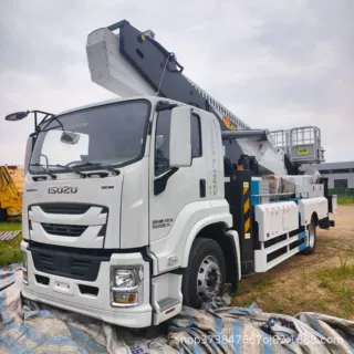升降平台车 五十铃 GIGA 重型底盘 30 米喷塑防腐臂   海外现货