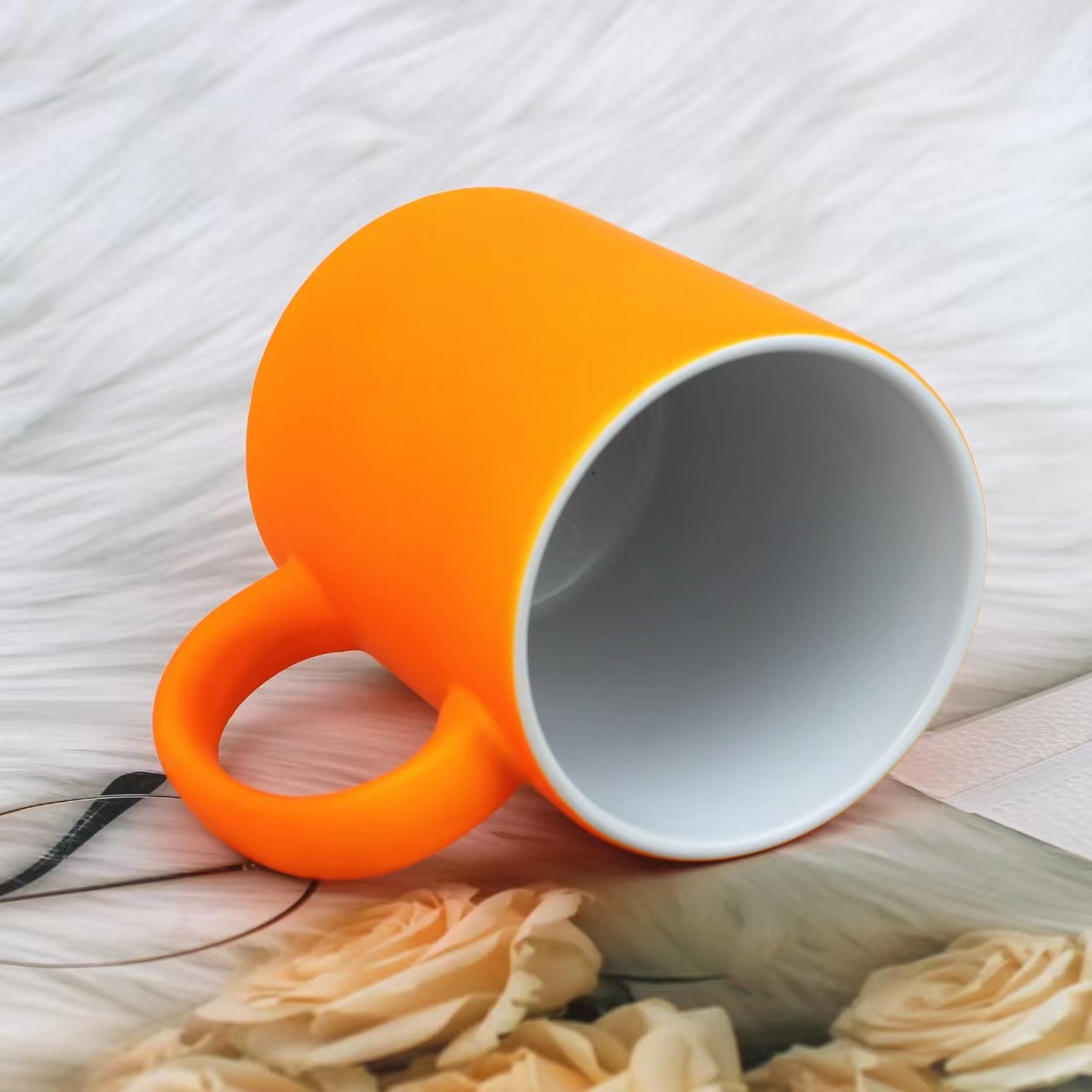 Fábrica directa de transferencia térmica de tazas de recubrimiento de sublimación térmica de cerámica al por mayor brillante esmerilado caballo mágico de cambio de color