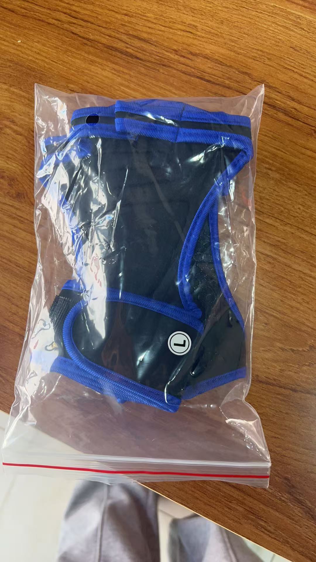 진한 파란색 모델 B