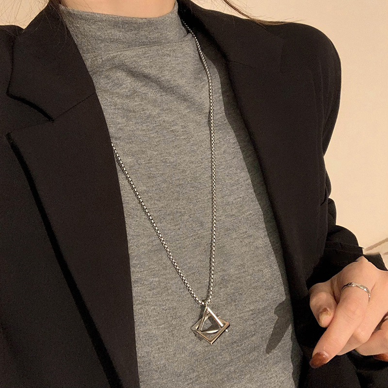 Collar colgante triangular de acero inoxidable de acero inoxidable de titanio, cadena de clavícula de sentido de alta calidad exquisita, nueva tendencia, cadena de suéter, joyería
