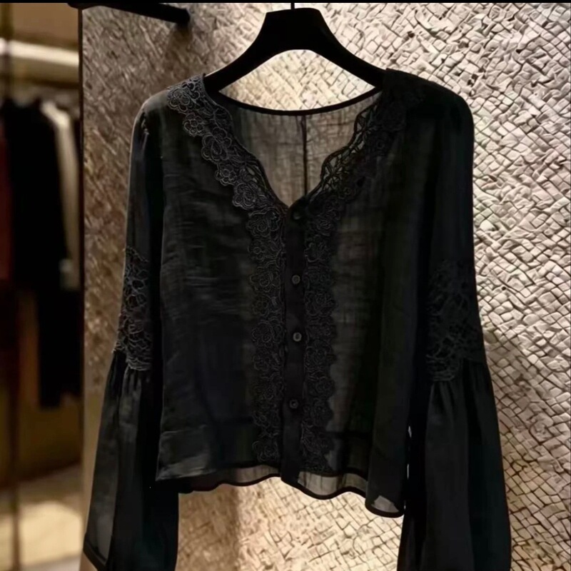 New spring and summer styles: fashionable, age-reducing, and slimming long-sleeved shirts with lace detailing and a loose collar, available in black and white New spring and summer styles: fashionable, age-reducing, and slimming long-sleeved shirts with lace detailing and a loose collar, available in black and white